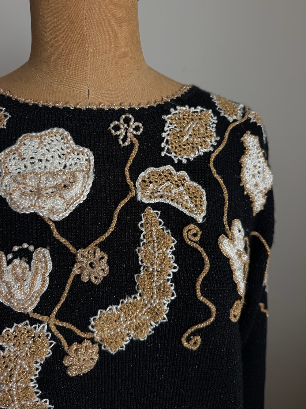 Vintage Jaclyn Smith Black Crewneck Tunic Sweater Gold White Floral Embroidery